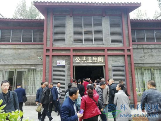 圖說(shuō)：公共廁所外景。鐘欣攝