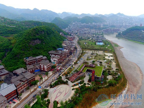 赤水河旅游公路旁的綜合服務(wù)體。（貴州省公路局提供）