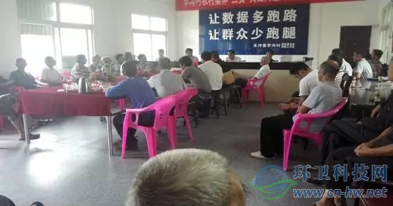 常紀(jì)文到村委會(huì)給村黨支部、村委會(huì)和村民理事會(huì)代表講解農(nóng)村垃圾分類