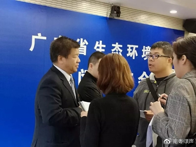 ▲省生態(tài)環(huán)境廳水處處長劉其漢會后接受記者采訪