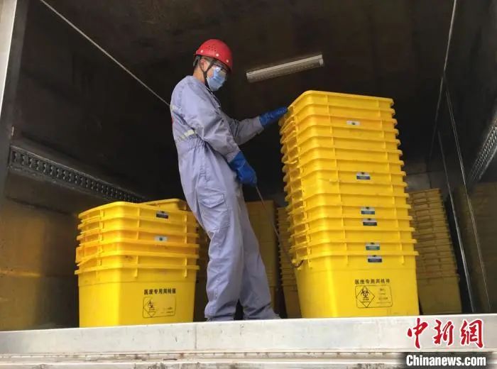 圖為危廢處置中心運輸部蘇懷國整理周轉(zhuǎn)空箱,為次日工作做準備?!堟?攝